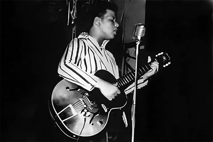 Carioca da Tijuca, Tim Maia cresceu em um ambiente musical. Aos 8 anos, já cantava no coral da igreja e aos 12 anos ganhou seu primeiro violão.