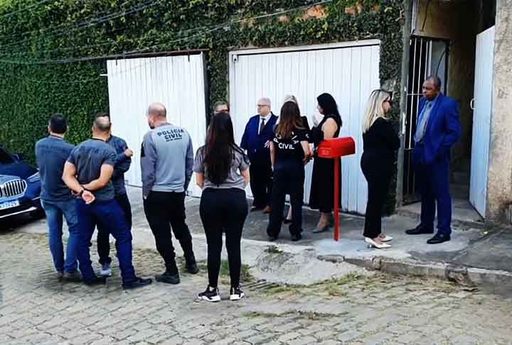 No mesmo dia em que Lourival prestou depoimento na 2ª Vara Criminal de Petrópolis, confessando o crime e revelando que enterrou o corpo no quintal de sua casa, a Polícia Civil do Rio realizou uma operação de busca em sua residência.