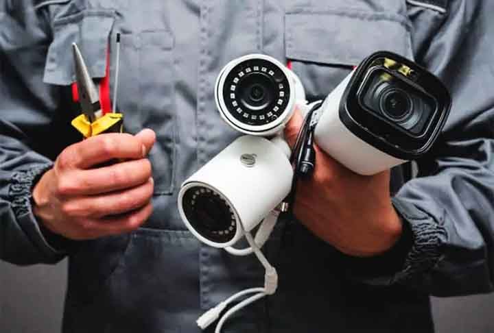 Ele chegou a acompanhar o casal em algumas viagens e foi responsável pela instalação do sistema de câmeras de vigilância na residência, a pedido de Benjamin.