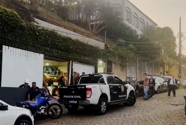 O corpo ainda tinha as mesmas próteses de silicone que a mulher usava e uma aliança com o nome do ex-marido.