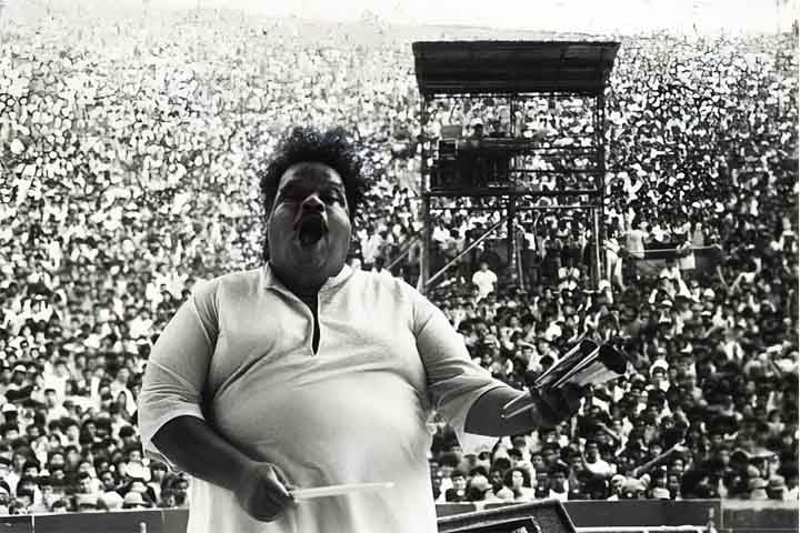 Apesar disso, Tim Maia deixou um legado duradouro na música brasileira, com sua voz potente, carisma inigualável e capacidade de traduzir influências internacionais em um som autenticamente brasileiro.