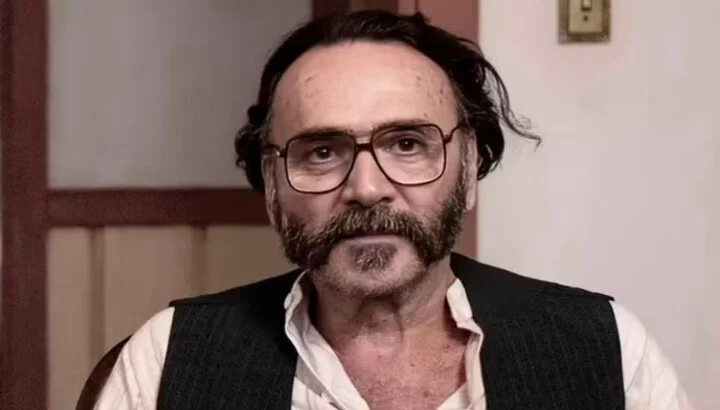 Almir Sater - Nascido em Campo Grande, no Mato Grosso do Sul, o cantor e instrumentista tem raízes libanesas por parte de pai. Na versão de 2024 da novela “Renascer”, o artista interpretou um imigrante libanês, Rachid, em sua juventude.

