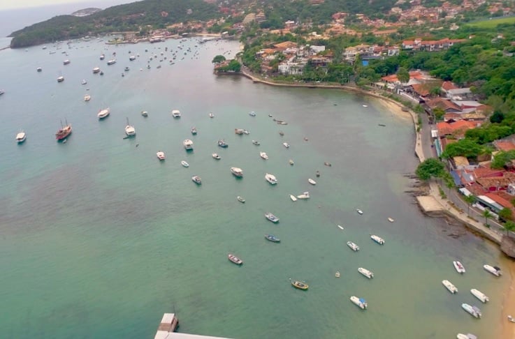 No auge de sua fama, nos anos 60, a atriz francesa escolheu Búzios, na região dos lagos do Rio de Janeiro, como seu refúgio, buscando fugir dos paparazzi e viver momentos de tranquilidade.
