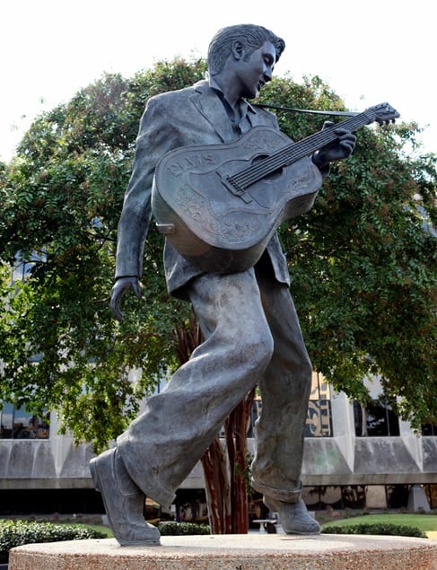 Elvis Presley: Falecido em 1977, o Rei do Rock também tem muitas estátuas pelo mundo. Uma delas é encontrada em Memphis, Tennessee, EUA, onde artista viveu.