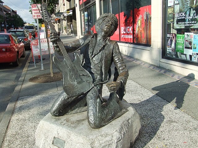 Jimi Hendri: O lendário guitarrista Jimi Hendrix — falecido em 1970 — tem esta estátua em Seattle, EUA, representando a energia de suas apresentações. 