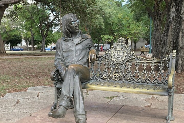 John Lenno: O ex-Beatle — falecido em 1980 — também tem muitas estátuas pelo mundo. Uma delas está em Havana, Cuba. 