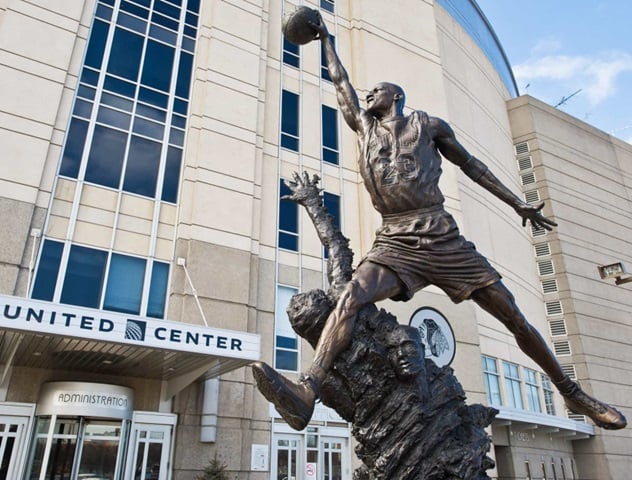 Michael Jordan: Lenda do basquete norte-americano e mundial, Michael Jordan tem uma estátua do lado de fora do United Center, casa do Chicago Bulls.