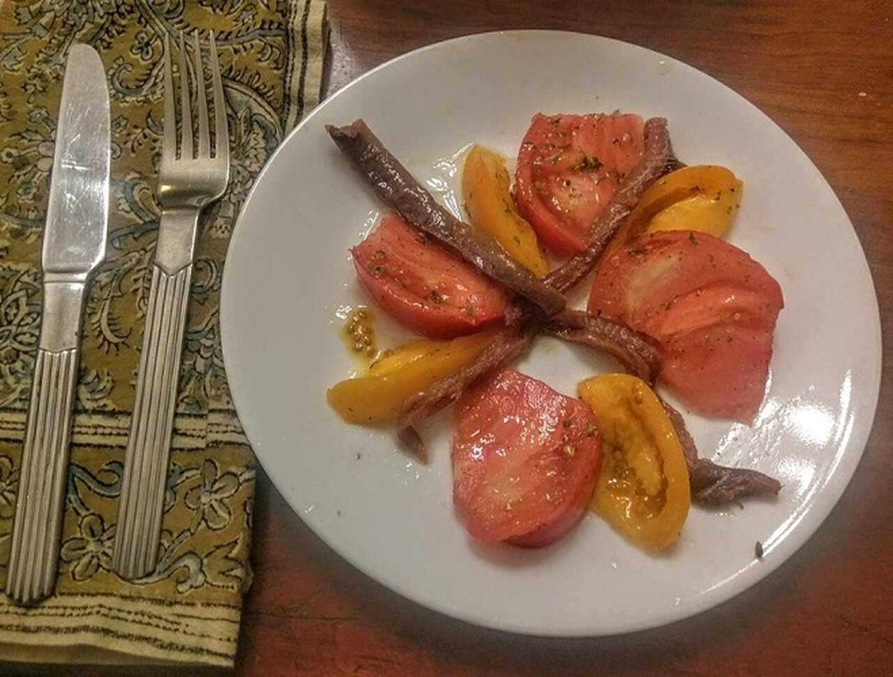  Salada Niçoise - Uma salada composta por alface, atum, ovos cozidos, tomates, azeitonas e anchovas, típica da região de Nice