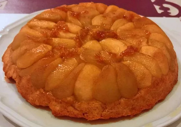 Tarte Tatin - Uma torta de maçã invertida, onde as maçãs são caramelizadas no açúcar antes de receber a cobertura de massa