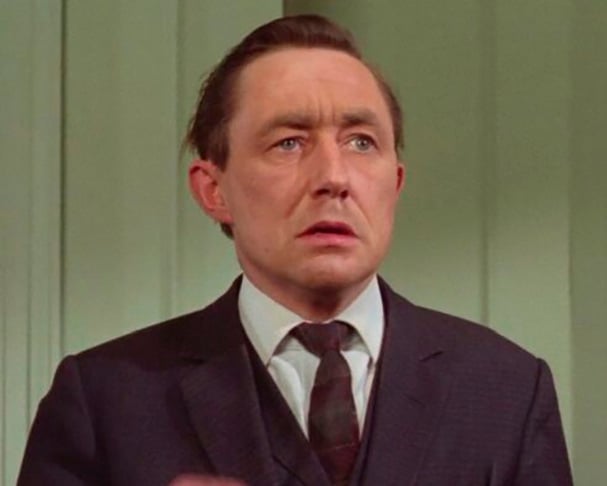 Timothy Bateson começou a carreira em 1947 e fez dezenas de filmes, tanto atuando em cena como dublando os personagens. Harry Potter foi seu último trabalho. Morreu em 2009, aos 83 anos.