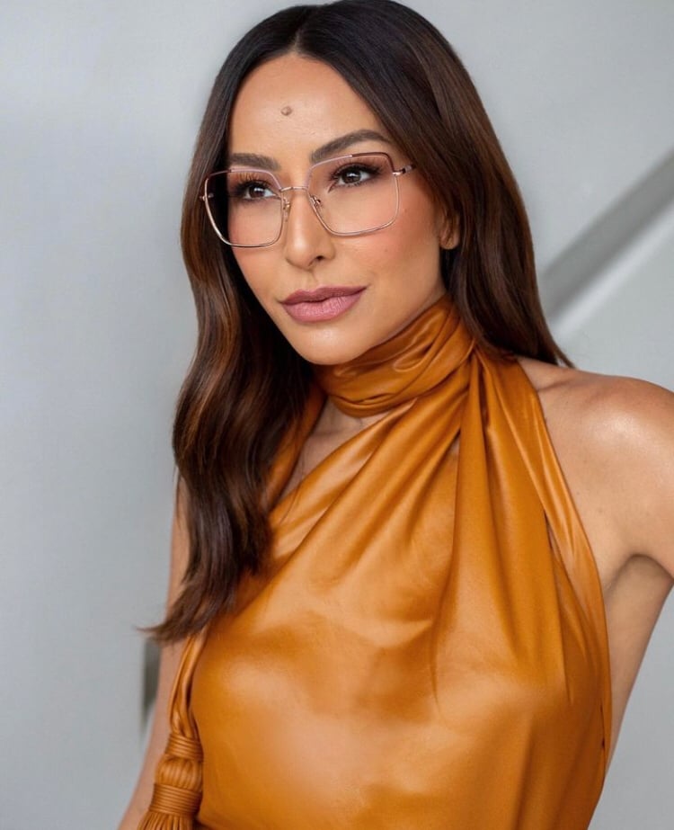 Sabrina Sato - A apresentadora e modelo tem avô paterno libanês, responsável pelo seu segundo sobrenome, Rahal. 
