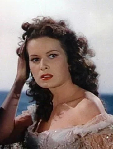 Maureen O'Hara (1920-2015) - Irlanda - Começou a carreira aos 18 anos.  Interpretou muitas heroínas e atuou várias vezes ao lado do amigo John Wayne, notável ator de faroestes. Ganhou um Oscar honorário em 2015. 