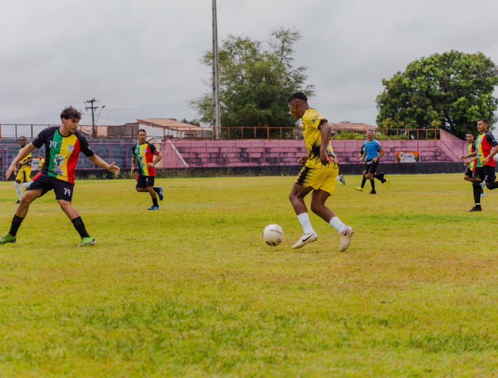 FORTALEZA-CE, BRASIL, 28-09-2024: Primeira Copa Estadual Quilombola de Futebol do Ceará. A partida contou com a presença da Secretária da Igualdade Racial do Ceará,  Zelma Madeira, torcedores e lideranças das comunidades quilombolas. (Foto: Fernanda Barros/O Povo)