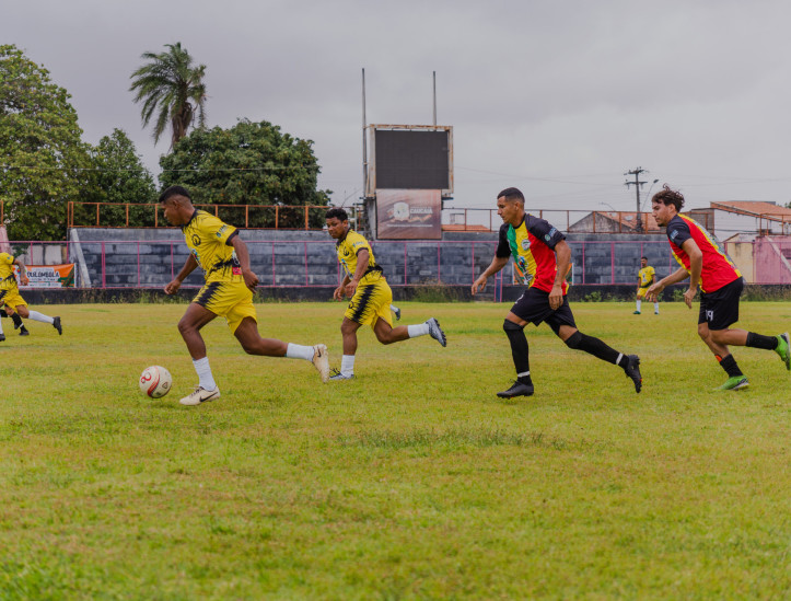 FORTALEZA-CE, BRASIL, 28-09-2024: Primeira Copa Estadual Quilombola de Futebol do Ceará. A partida contou com a presença da Secretária da Igualdade Racial do Ceará,  Zelma Madeira, torcedores e lideranças das comunidades quilombolas. (Foto: Fernanda Barros/O Povo)