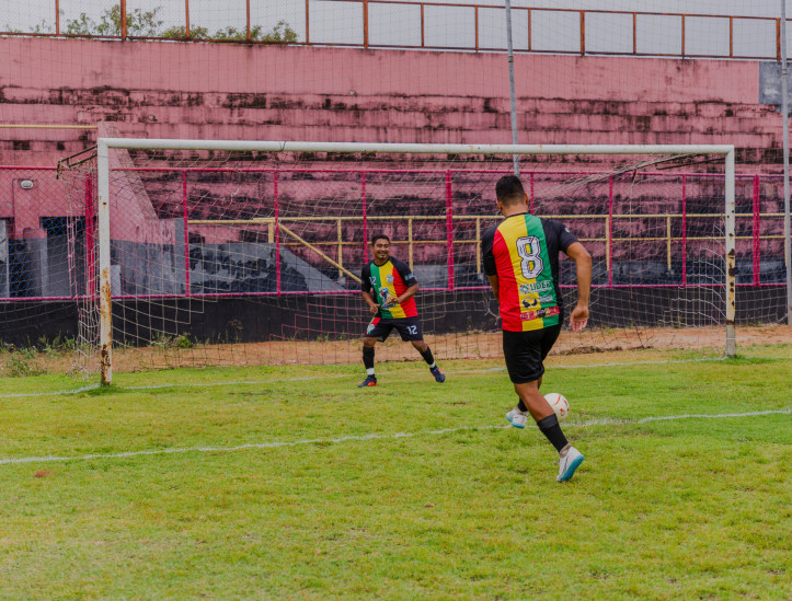 FORTALEZA-CE, BRASIL, 28-09-2024: Primeira Copa Estadual Quilombola de Futebol do Ceará. A partida contou com a presença da Secretária da Igualdade Racial do Ceará,  Zelma Madeira, torcedores e lideranças das comunidades quilombolas. (Foto: Fernanda Barros/O Povo)