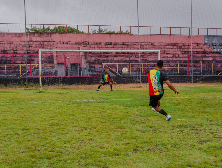 FORTALEZA-CE, BRASIL, 28-09-2024: Primeira Copa Estadual Quilombola de Futebol do Ceará. A partida contou com a presença da Secretária da Igualdade Racial do Ceará,  Zelma Madeira, torcedores e lideranças das comunidades quilombolas. (Foto: Fernanda Barros/O Povo)