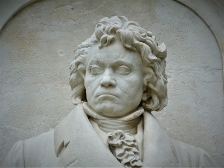 Os pesquisadores analisaram o DNA de Beethoven em busca de genes ligados à capacidade musical, especialmente à sincronização temporal.