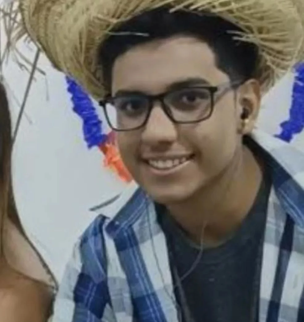  João Gabriel Cardim - O jovem de 16 anos foiatropelado por uma moto a mais de 150 km/h pilotada pelo modelo Bruno Krupp, em 31/7/2022 O impacto foi tão violento que uma perna do jovem foi arrancada e encontrada a 50 metros de distância. Krupp chegou a ser preso, mas já responde ao processo em liberdade.