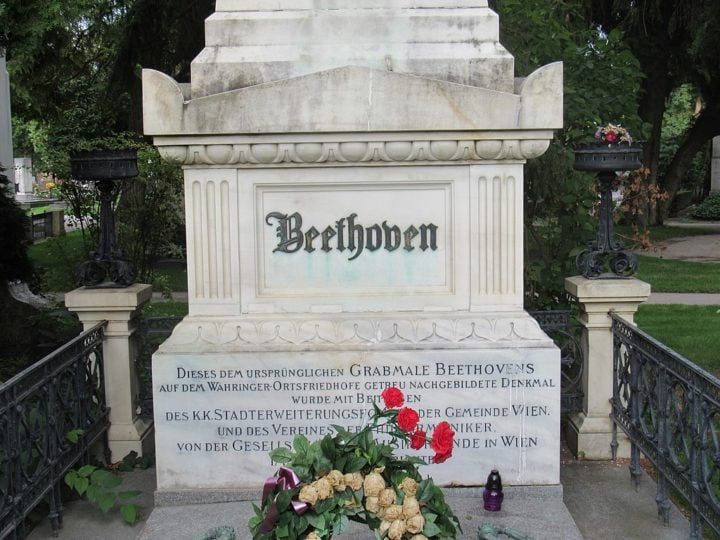 Beethoven faleceu em Viena em 26 de março de 1827, aos 56 anos. Ele deixou um enorme legado para a música no mundo todo. Até hoje, o músico é reconhecido e reverenciado pelos seus feitos.