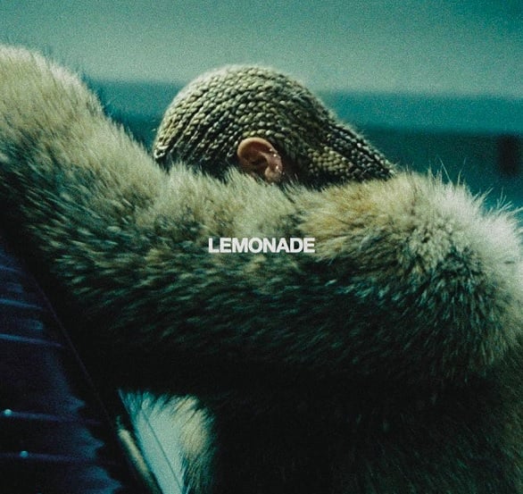 10º) Lemonade (2016), da Beyoncé: Esse foi o sexto disco de estúdio da cantora, considerado por muitos um marco cultural e artístico. O álbum foi um projeto multimídia inovador, combinando música, filme e artes visuais para contar uma história sobre amor, traição, cura e empoderamento feminino.