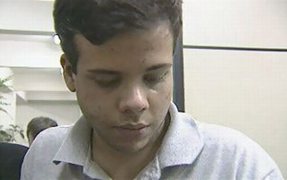 No dia 3/11/1999, o então estudante de medicina disparou dezenas de tiros a esmo com uma submetralhadora durante sessão do filme “Clube da Luta”, no shopping Morumbi.