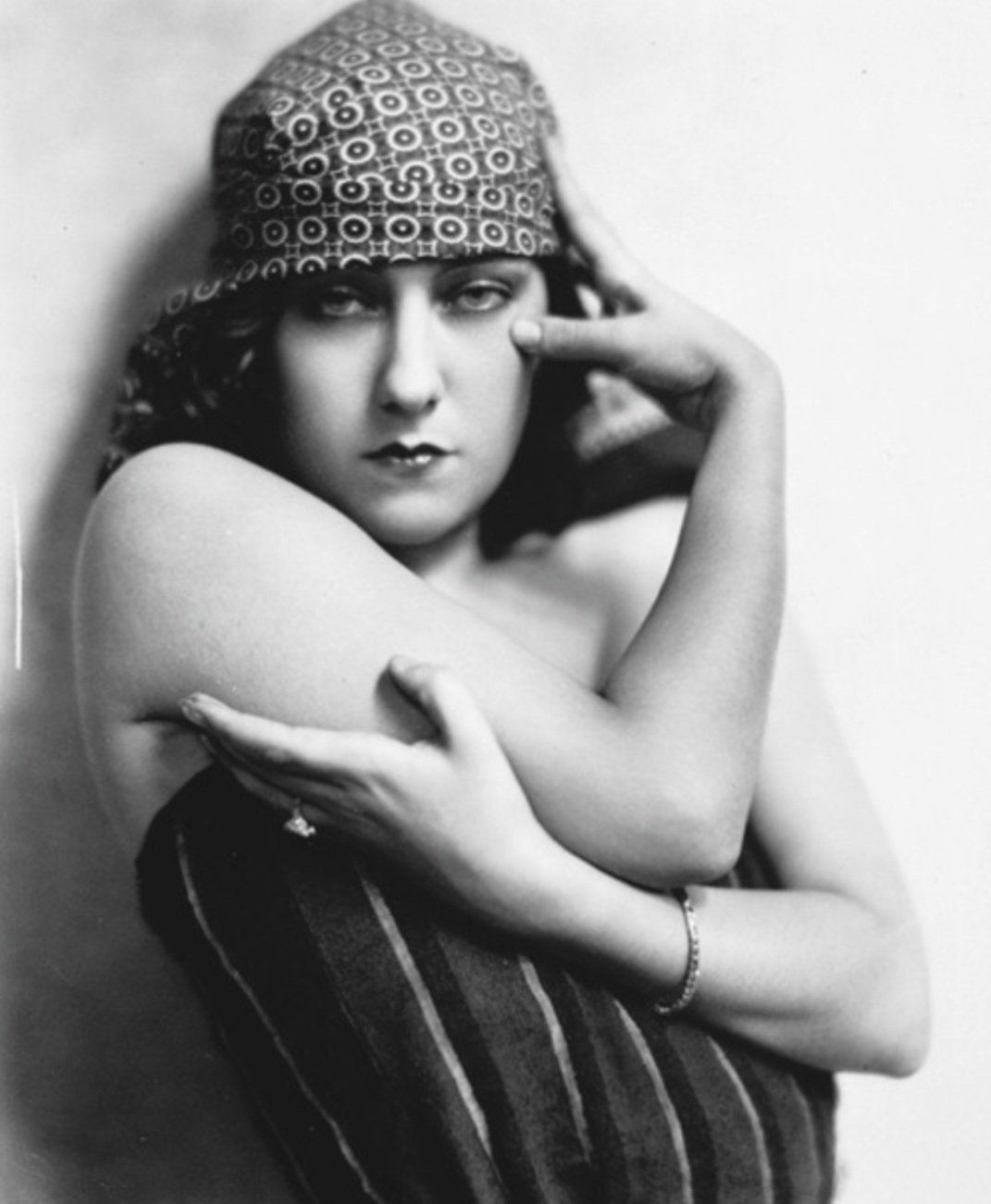 Gloria Swanson - Em 4/4/2024, fez 41 anos que a atriz  morreu nos Estados Unidos, aos 84 anos.  Nascida em 1899, ela chegou a atuar no cinema mudo. E já era uma estrela nos anos 1920, ao lado do galã da época, Rodolfo Valentino.