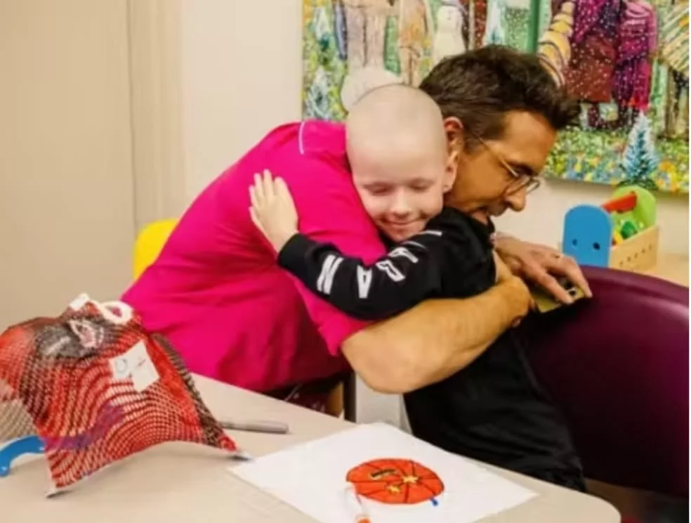 Quando Ryan soube que o garoto tinha escolhido esse tipo de máscara em homenagem ao personagem que ele interpreta no cinema, decidiu surpreender a criança com sorriso e carinho. 