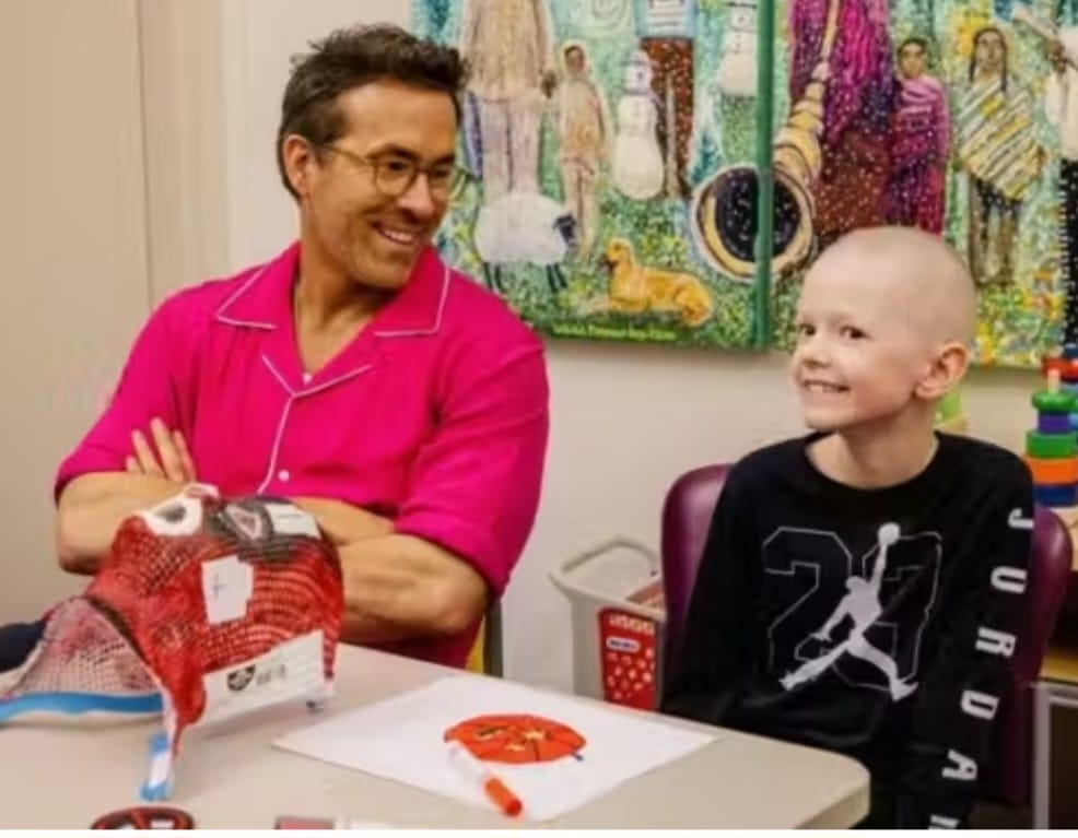 “É muita coisa para uma criança de oito anos suportar, espero que você saiba disso”, disse o ator, parabenizando o seu fã mirim, que faz quimioterapia e radiação de prótons. 