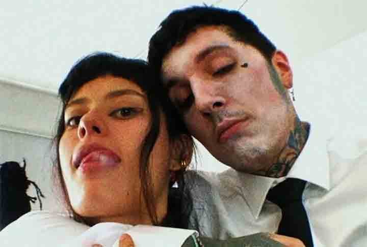 Comprei uma casa aqui e agora tenho um CPF, então sou oficialmente brasileiro”, escreveu o músico em português em suas redes sociais.