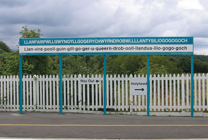 Um dos principais atrativos é uma placa de grande extensão com o nome da cidade - onde os turistas gostam de fazer fotos