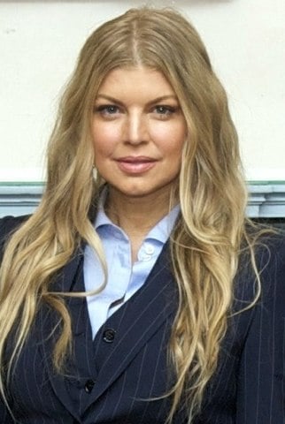 A cantora americana Fergie resistiu no começo, mas aceitou fazer hipnoterapia para combater seu vício em metanfetamina, substância ilícita capaz de afetar o sistema nervoso e o comportamento. Ela declarou que passou a gostar de hipnose ao longo do tratamento. 
