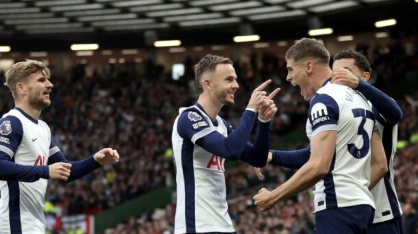 Superior aos donos da casa desde o início, time londrino vence por 2 a 0 e afunda ainda mais o Red Devils na tabela da Premier League