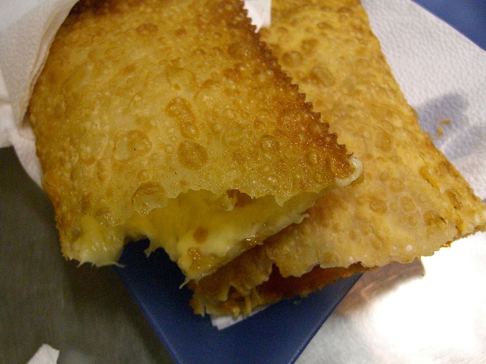 Pastéis também são ótimas opções para conversar e não ver o tempo passar. Existem muitos sabores, incluindo salgados e doces. É muito comum em Portugal.  Com um suquinho, é uma delícia. 