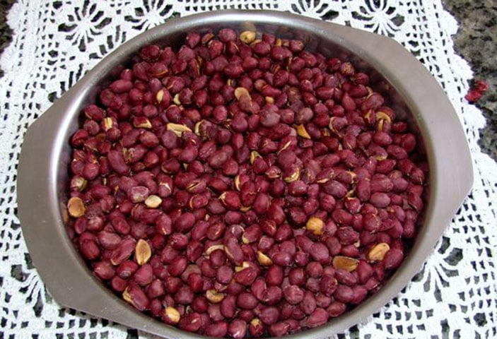 Amendoim é tão fácil que às vezes nem precisa de preparação. Basta comprar e servir. Para ficar melhor, pode-se misturar com chocolate ou fritar. 