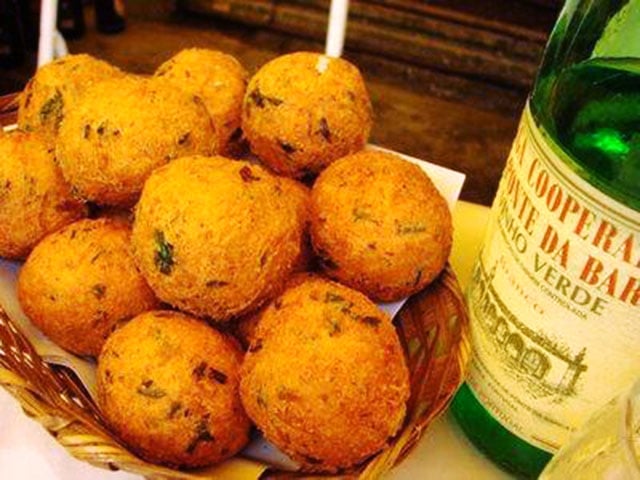 O bolinho de bacalhau é uma iguaria de origem portuguesa, mas amada pelos brasileiros, principalmente quando é servido com azeite. Ela leva batata, e, claro, bacalhau. 