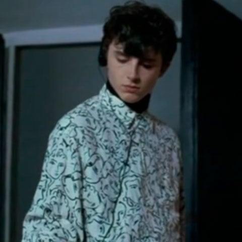 Elio: interpretado pelo ator franco-americano Timothée Chalamet, Elio é um adolescente que vive com sua família no interior da Itália dos anos 80. Sua vida de jovem estudante boêmio é impactada com a chegada de Oliver, um estudante mais velho que chega dos Estados Unidos como hóspede em sua casa.