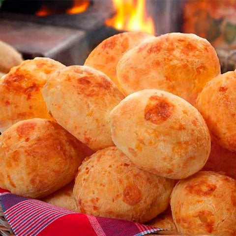 Com queijo, há pelo menos duas boas opções: bolinha de queijo e pão de queijo (foto), ambas tradicionais da culinária brasileira. 