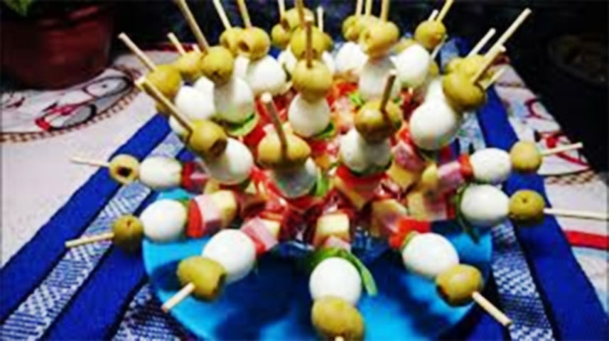 O sacanagem (sim, o nome é esse mesmo) é um petisco baseado em espetinhos com frios, como presunto,queijo, azeitona, salsicha e ovo de codorna. 