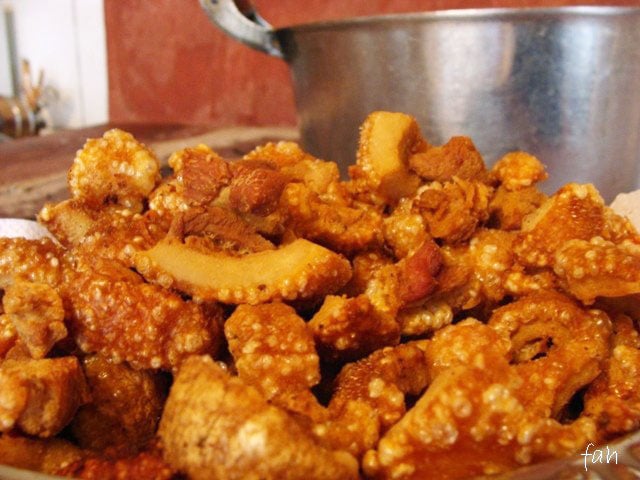 Um torresmo tem muita fritura, mas se preparado com pouco óleo pode ficar tão bom quanto. Servido com arroz e limão é muito bom. 