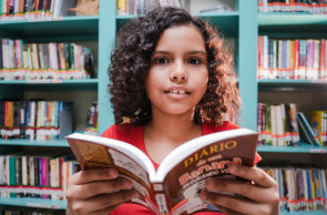 FORTALEZA, CEARÁ, 26-09-2024: Especial de Dia das Crianças. Na foto, Maria Ester Jerônimo da Silva Santos, 10 anos, criança que participa das atividades da biblioteca comunitária.  (Foto: Fernanda Barros / O Povo)