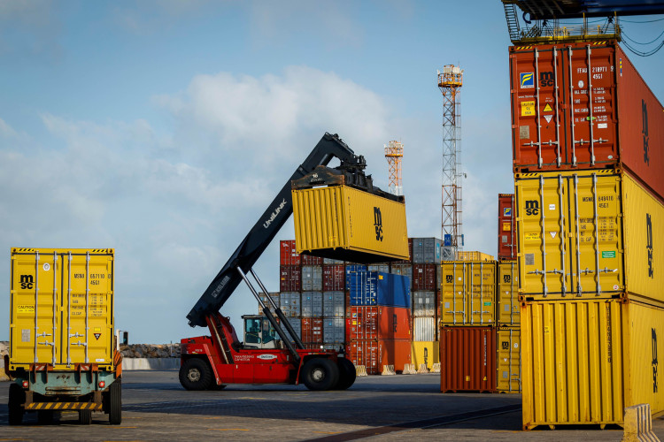 PECEM, CEARÁ, BRASIL - 27.09.2024: Pecém movimenta mais de 4 mil contêineres e bate recorde de movimentação de um só navio com a chegada do MSC Navio MSC Mariagrazia. (Foto: Aurélio Alves  / O POVO)