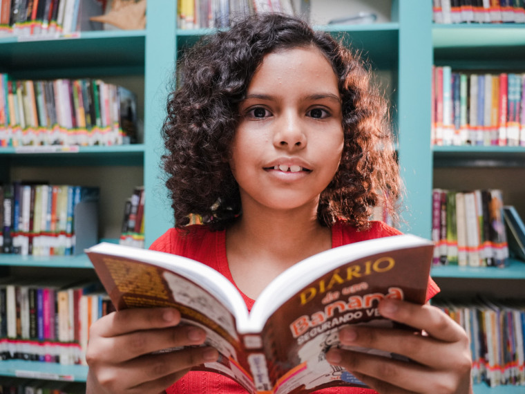 ￼MARIA Ester, de 10 anos, participa das atividades da biblioteca comunitária(Foto: FERNANDA BARROS)