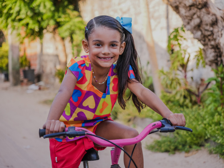 ￼MARIA Laura, de 6 anos, reclama de lixo na parada de ônibus(Foto: FERNANDA BARROS)