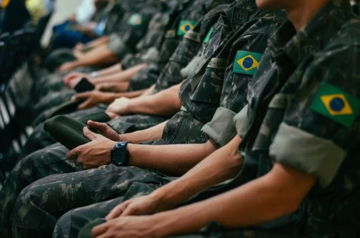 As Forças Armadas brasileiras são compostas pelo Exército, Marinha e Aeronáutica. Focam em missões de paz e segurança interna, com destaque para a Amazônia. O Brasil busca modernização e integração regional em questões de defesa e segurança. A posição é 12º, com 0.1944.