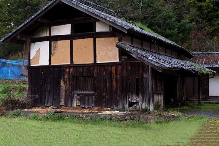 O Japão registrou o número recorde de nove milhões de casas abandonadas.  No país asiático, essas residências desocupadas são denominadas de “akiya”, termo que se referia às construções em áreas rurais. 
