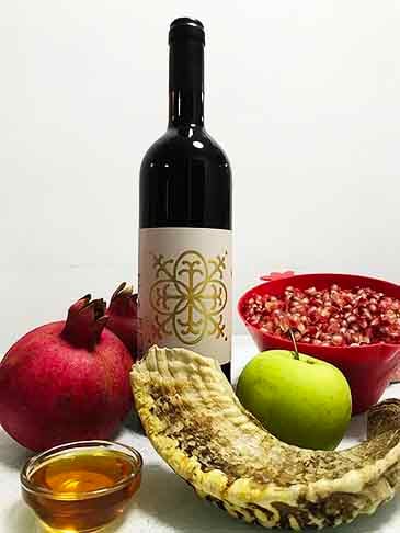 O vinho doce é uma bebida servida com frequência no Ano Novo judaico, compondo partes do ritual.