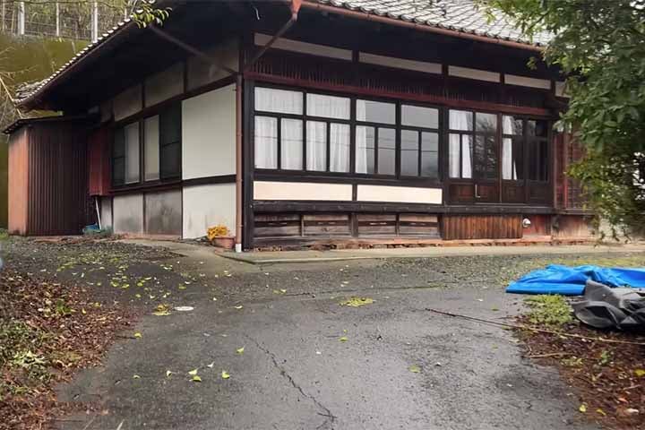 A situação é um reflexo direto da crise populacional vivida pelo Japão. O Ministério do Interior do Japão divulgou em 25/7/2024 que a população diminuiu em 861 mil em 2023, chegando a 121,6 milhões de pessoas.

