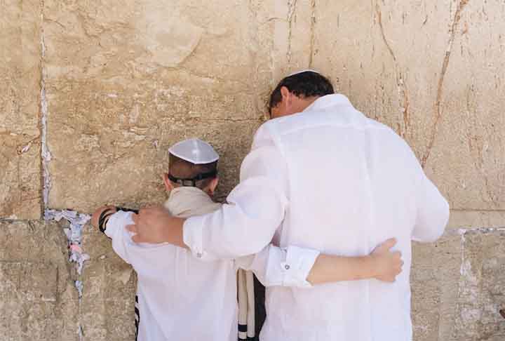 A data dá início aos dias sagrados para os judeus. Dez dias depois, acontece o Yom Kippur (o “Dia do Perdão”). 
