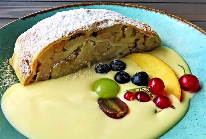 Tâmaras, maçãs e mel são alimentos simbólicos servidos nas refeições do Rosh Hashaná, compondo pratos típicos.
