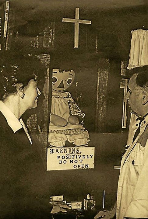 Nascido em Bridgeport, Connecticut, Ed Warren dedicou grande parte de sua vida ao estudo de fenômenos paranormais, tornando-se uma das figuras mais conhecidas nesse campo. Ele morreu em 23 de agosto de 2006, aos 80 anos.